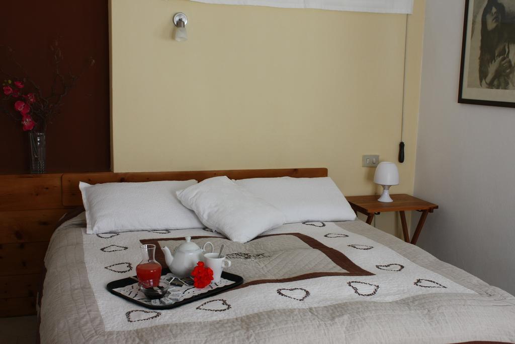 Fattoria Del Pino Bed and Breakfast Orta San Giulio Rum bild