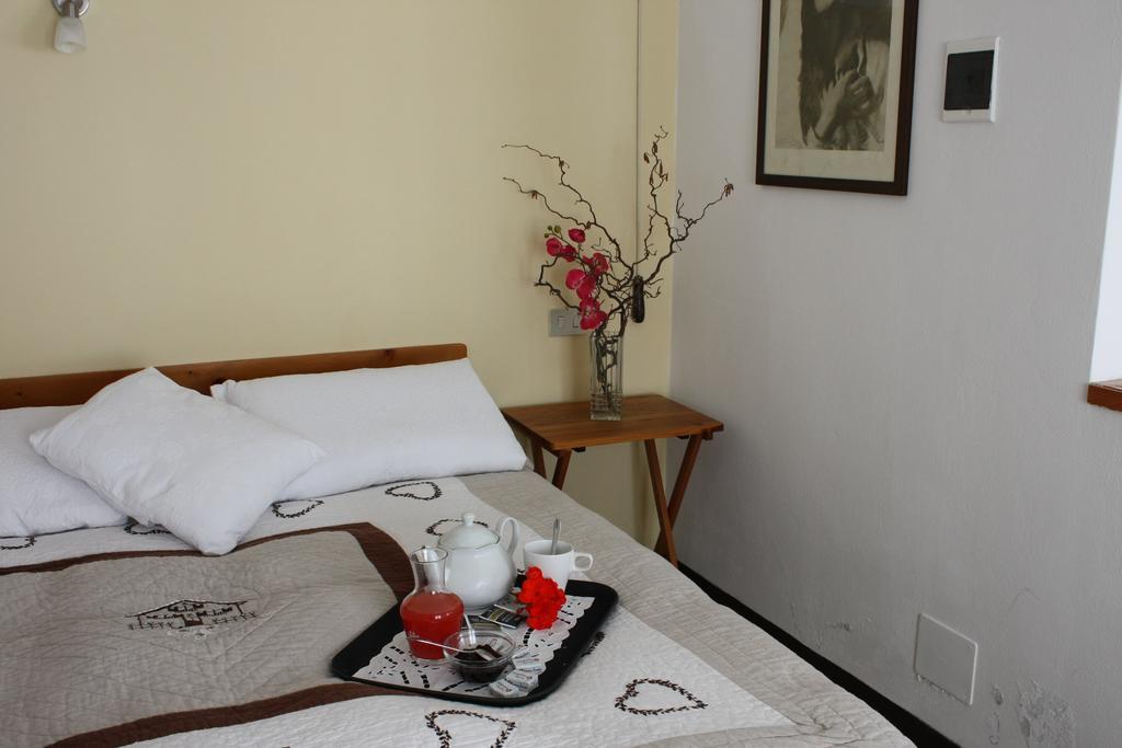 Fattoria Del Pino Bed and Breakfast Orta San Giulio Rum bild